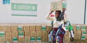 «سلمان للإغاثة» يوزع 400 سلة غذائية رمضانية في منطقة مايفير بجنوب أفريقيا