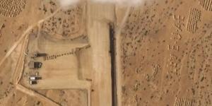 بجانبه عبارة "أنا أحب الإمارات".. أسوشيتدبرس تنشر صورا للأقمار الصناعية لتشييد مدرج مطار في جزيرة يمنية (ترجمة خاصة)