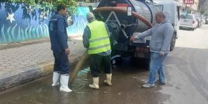 رفع تراكمات مياه الأمطار بالشوارع والميادين بحي العمرانية