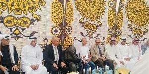 محافظ شمال سيناء يلتقي عواقل ومشايخ الشيخ زويد