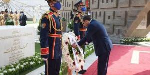 السيسي يضع إكليلا من الزهور على النصب التذكاري للجندي المجهول بمدينة نصر