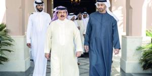 رئيس الدولة وملك البحرين يبحثان تعزيز العلاقات والتطوّرات الإقليمية